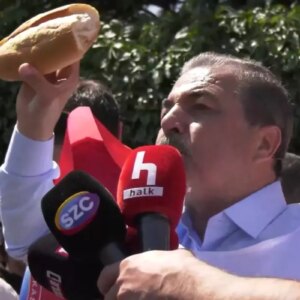 memurlar sokaga indi calisma bakanliginin onune ekmek biraktilar sMptzhCk