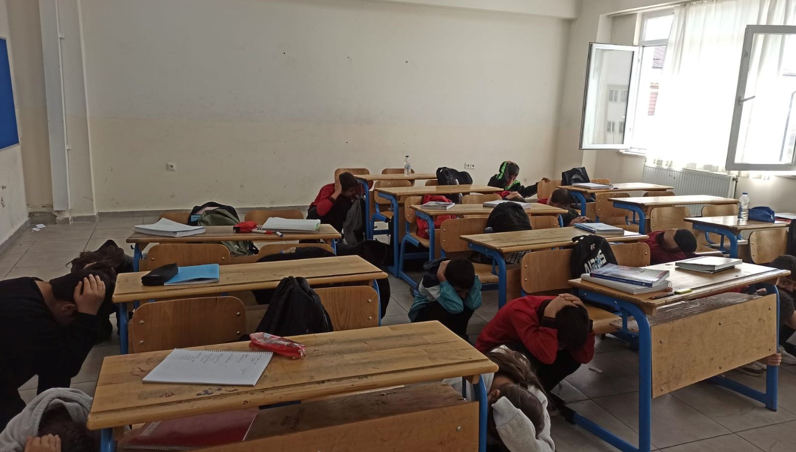 hakkaride okullarda tatbikat zHXa8Kps.jpg