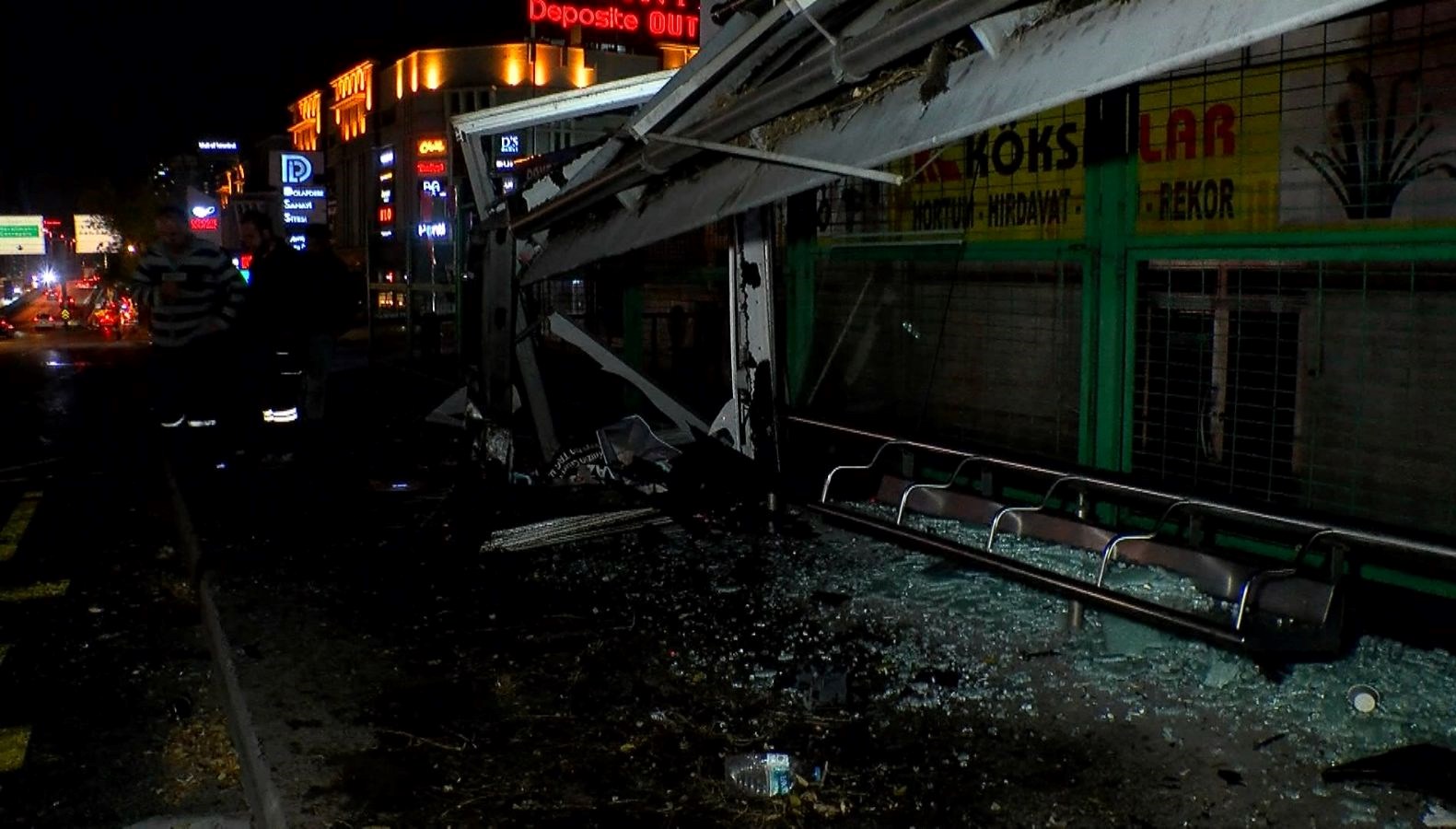 otomobil duraga daldi agac faciayi engelledi 1 yarali qahM1KIs.jpg