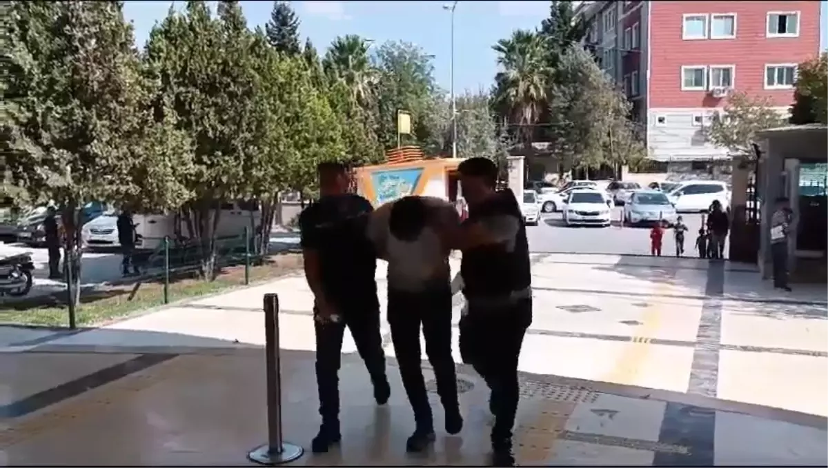 polis memuruna bicakli saldiri saldirgan tutuklandi pQrNUzNC.jpg