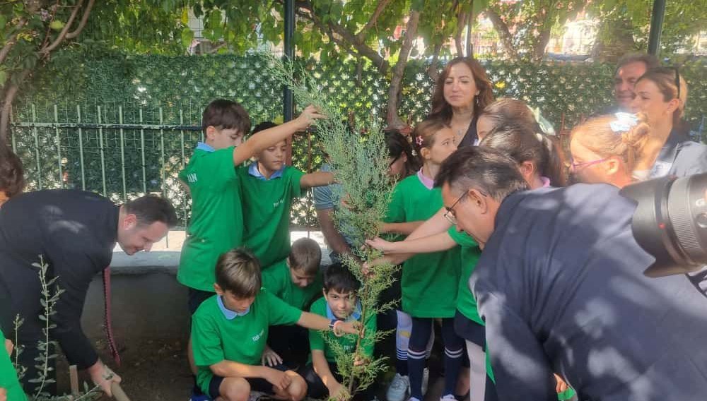 sehit ogretmen adinin verildigi okulda anildi mwxhYKGM.jpg