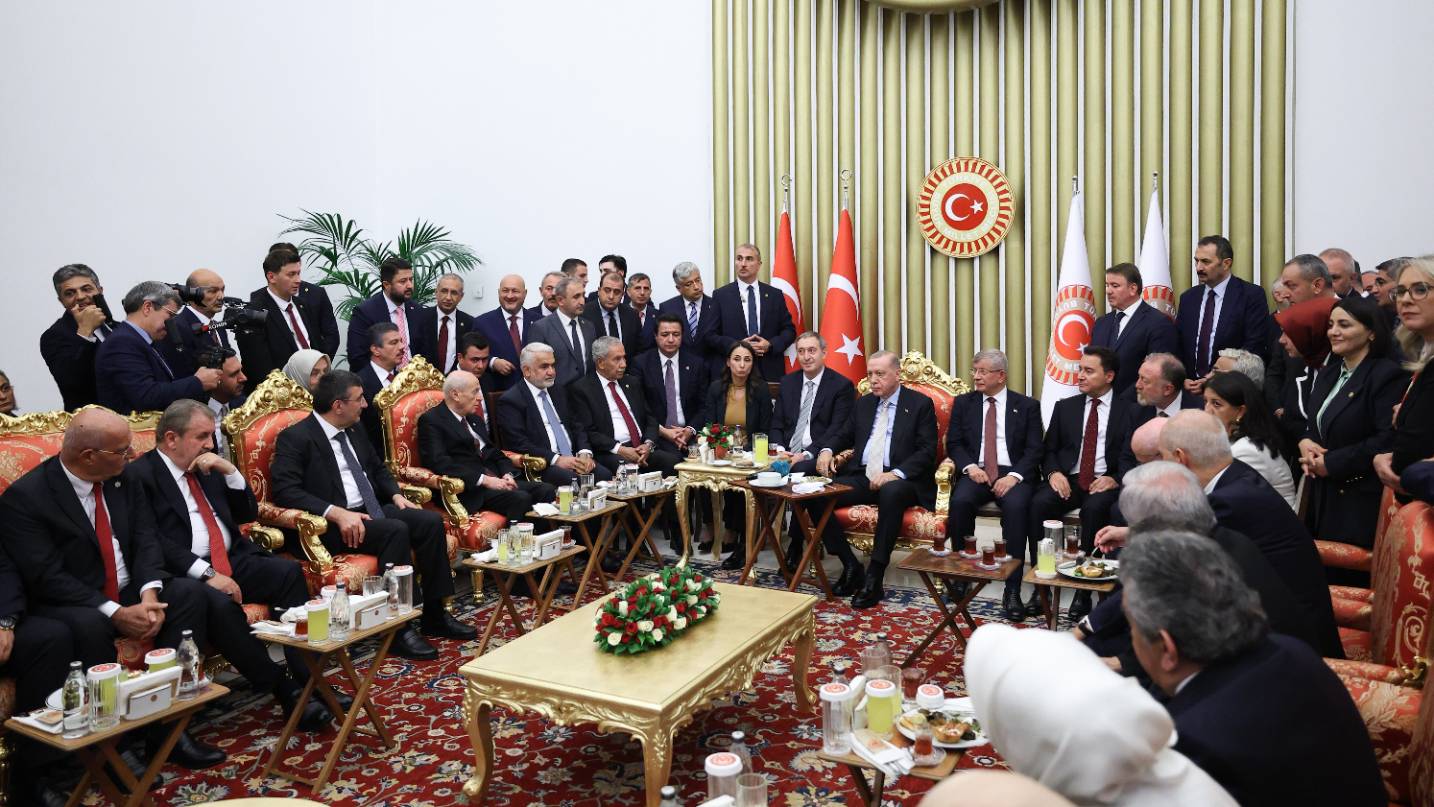 yeni yol grup baskanvekili ozdagdan meclis resepsiyonundaki o fotografla ilgili elestirilere yanit turkiyenin isi bu mu jgkcPVBr