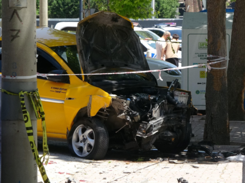 Konyada feci kaza kaldirima cikan taksi anne ile kizini hayattan kopardi jKibCLzU